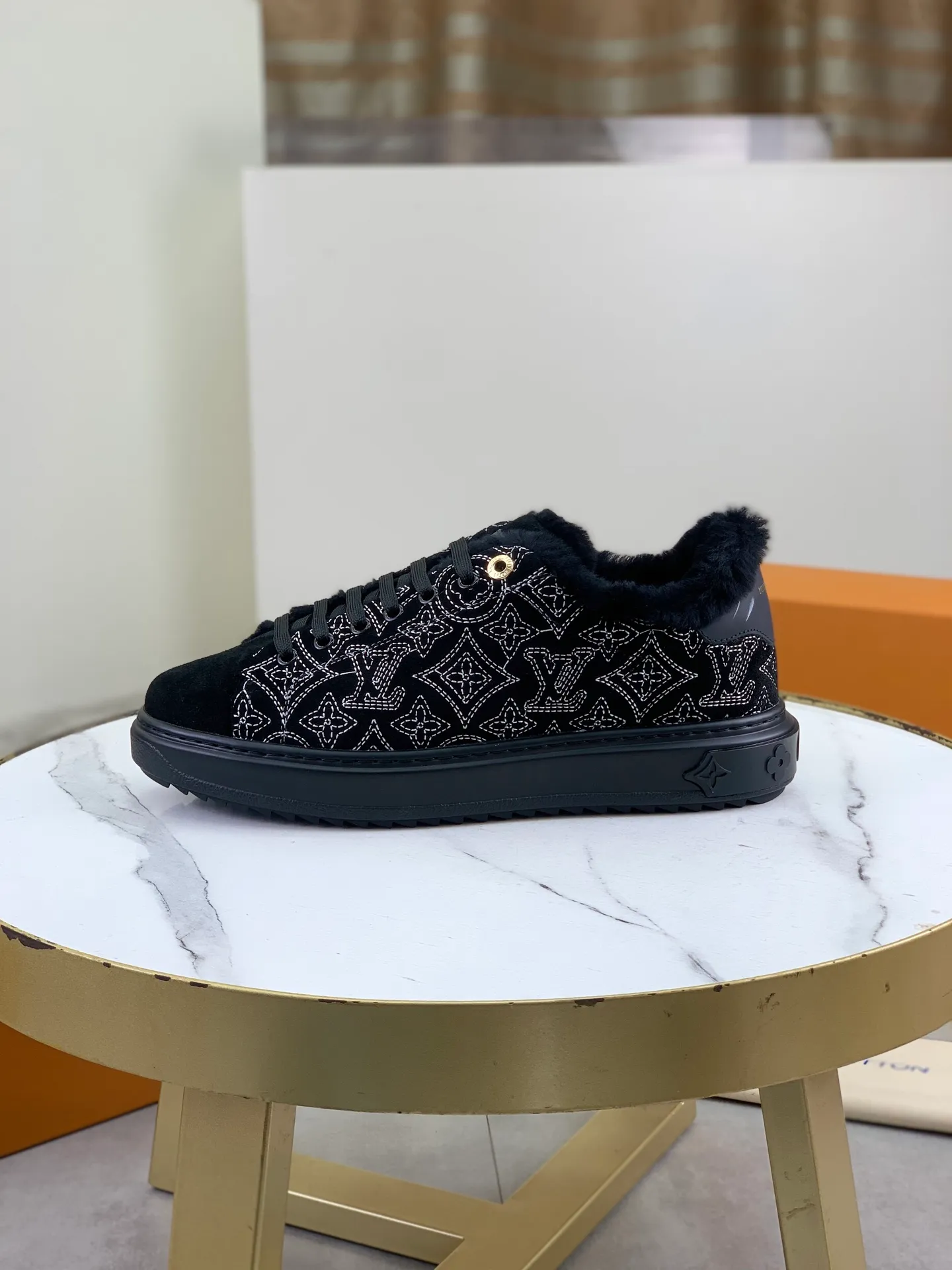 Factory price P740 Wool lining 💶 Top version [LOUIS VUITTON] Couple 🧑‍🤝‍🧑 Craftsman style Counter series (original order) New style 🍀LV Louis Vuitton - top version LV classic high-top trendy shoes! Made of imported original craft calfskin, original warm wool lining, and original wear-resistant, lightweight, high-end TPU outsole! High quality products! 3️⃣ colors available, code numbers: female 35-39, male 39-44 (female 40, male 45 46 customized)